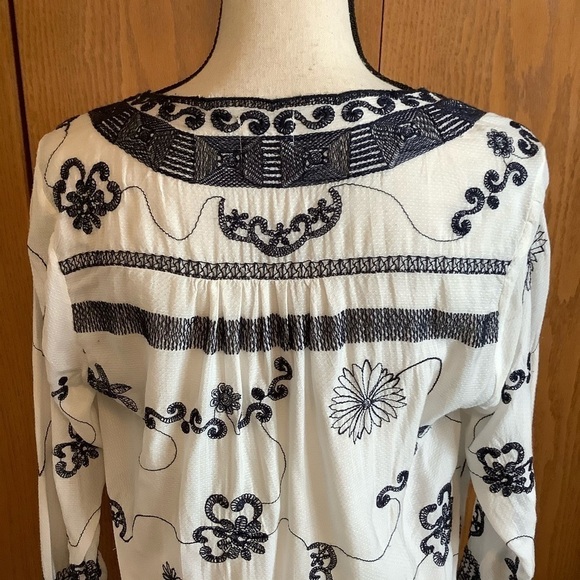 TRYB White And Navy Hi-Low Embroidered Top Sz-M - Picture 4 of 6